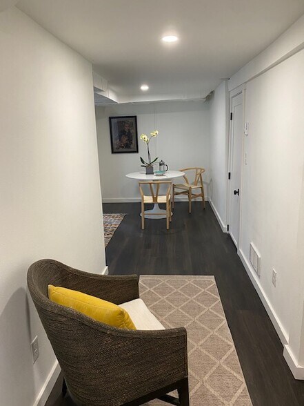 Building Photo - 2216 E Roanoke St