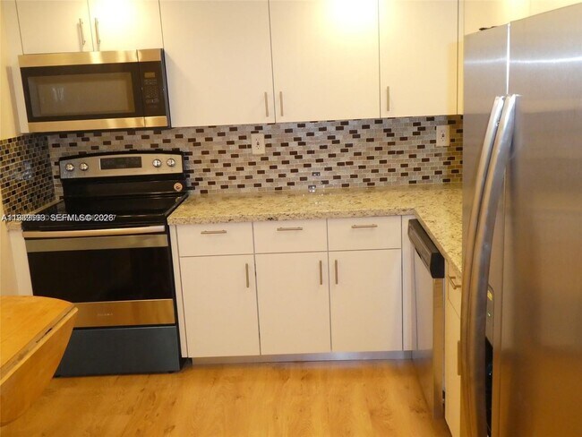 Building Photo - 800 Parkview Dr