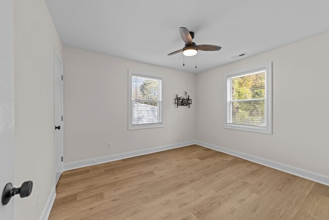 Building Photo - Freshly Renovated Adorable 2 Bedroom 1 Bat...