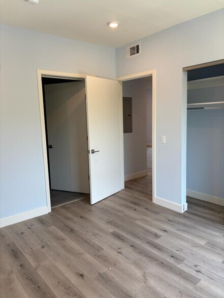 Building Photo - 10739 Kling St