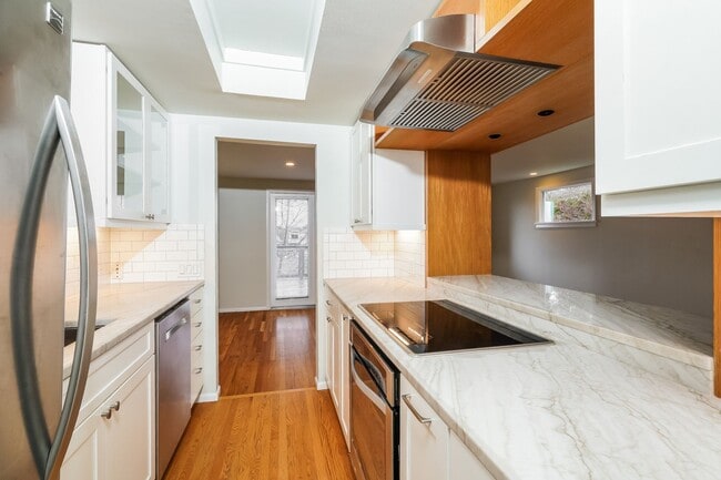 Building Photo - Modern Oasis in Seattle: 2-Bed, 2-Bath with Luxurious Amenities!