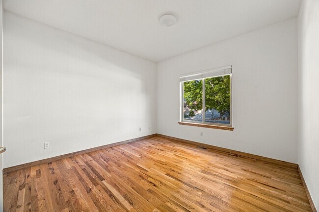 Building Photo - 1075 Yank St