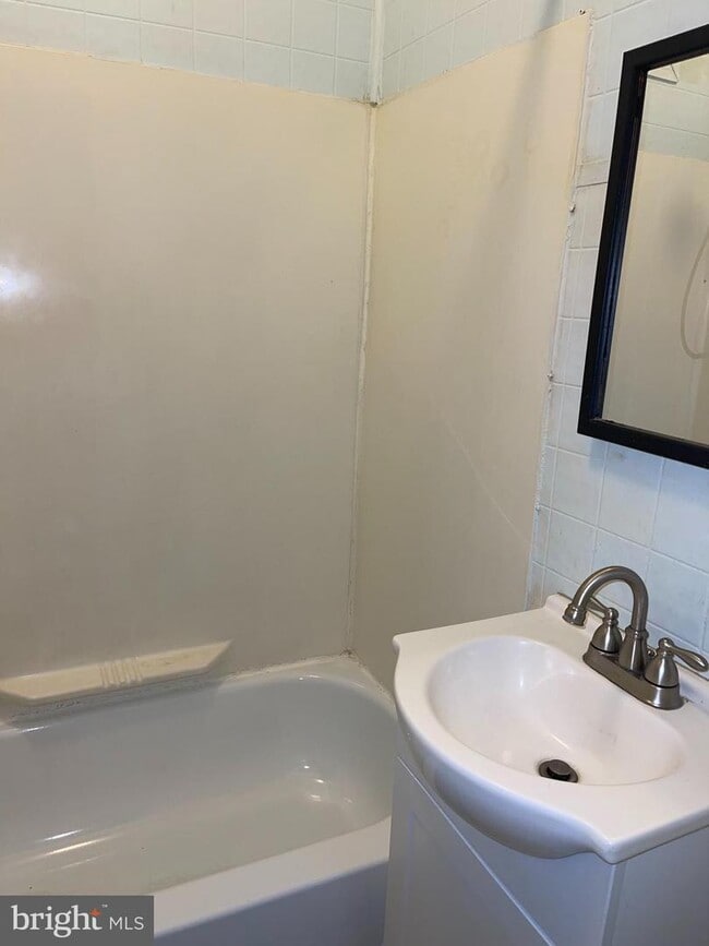 Building Photo - 419 Green Ln