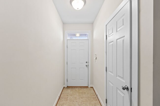 Building Photo - 202 Shamrock Dr