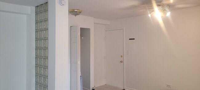 Building Photo - 240 N Carter St