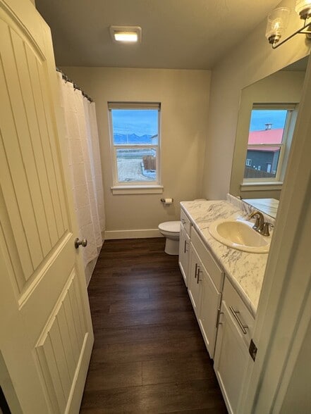 Shared Bathroom - 205 Manhattan South Rd