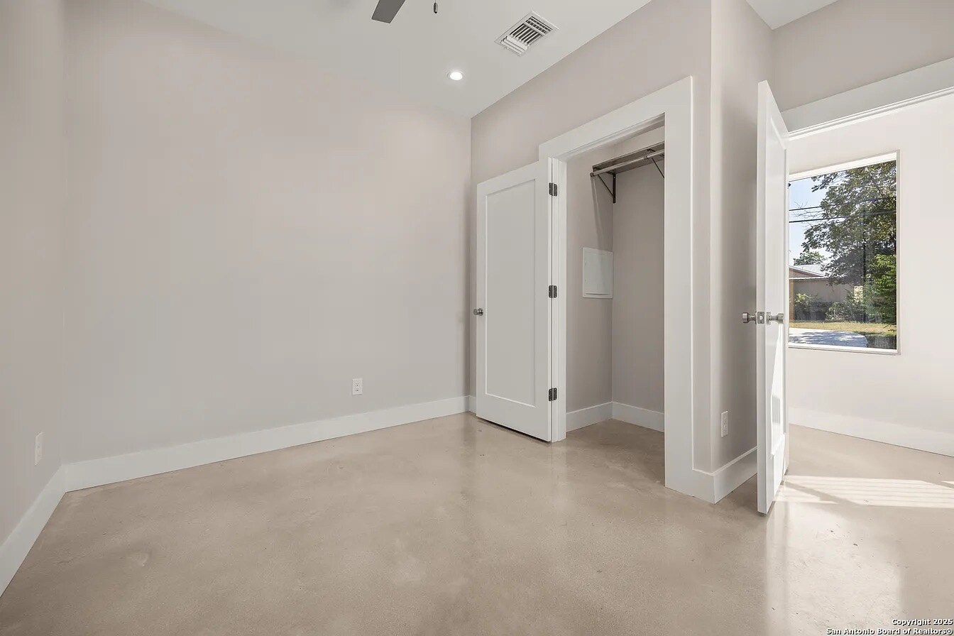 Building Photo - Room in Townhome on S Cherry St