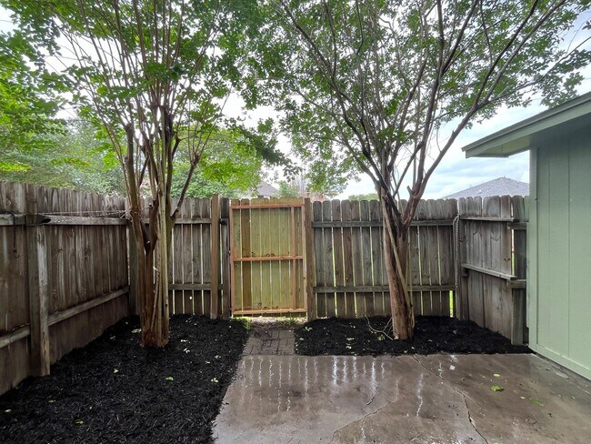 Building Photo - Southside Townhome