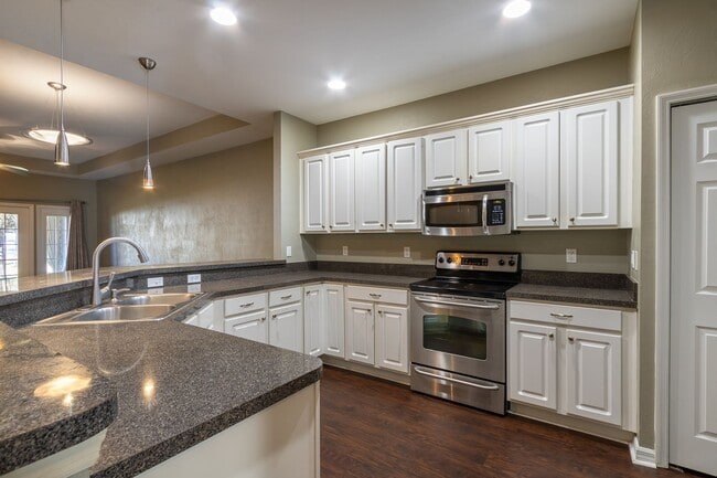 Building Photo - Luxury Living in The Villas of West End – ...