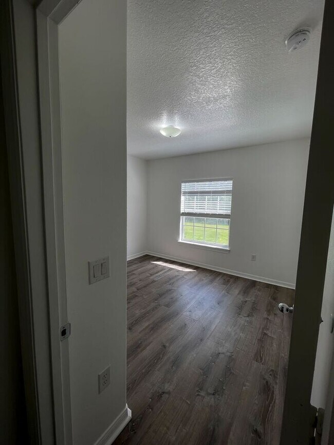Building Photo - Beautifully Updated 3-Bedroom Townhouse in...