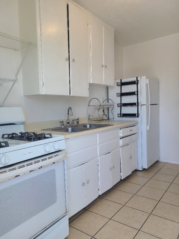 Building Photo - 641 Robinson St