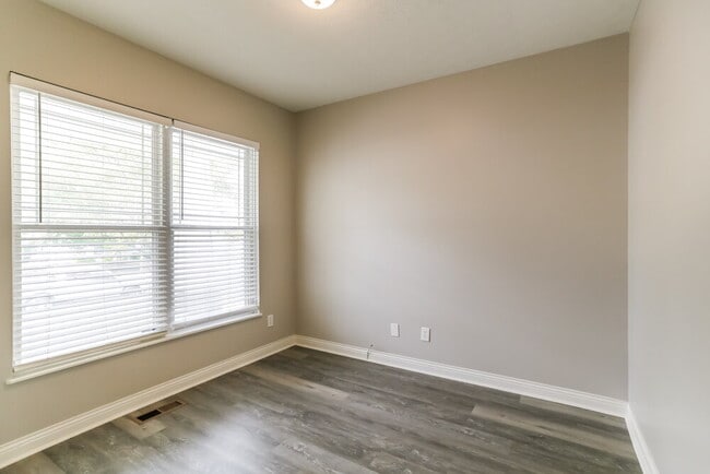 Building Photo - 585 Bettmann St