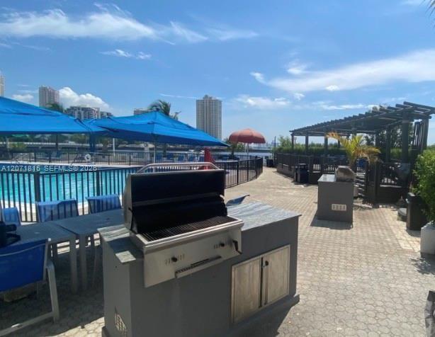 Building Photo - 999 Brickell Bay Dr
