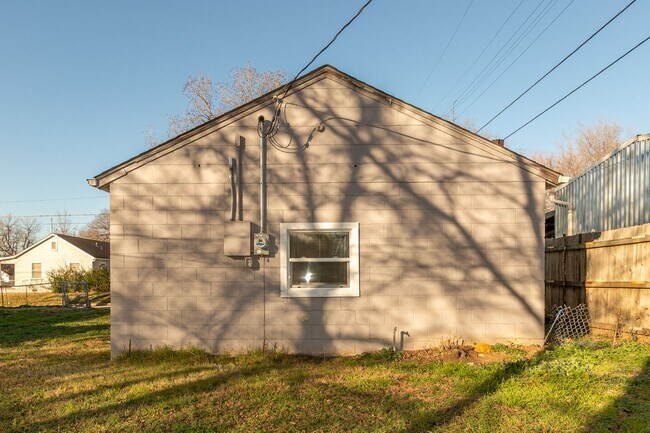 Building Photo - N Lewis Pl Triplex