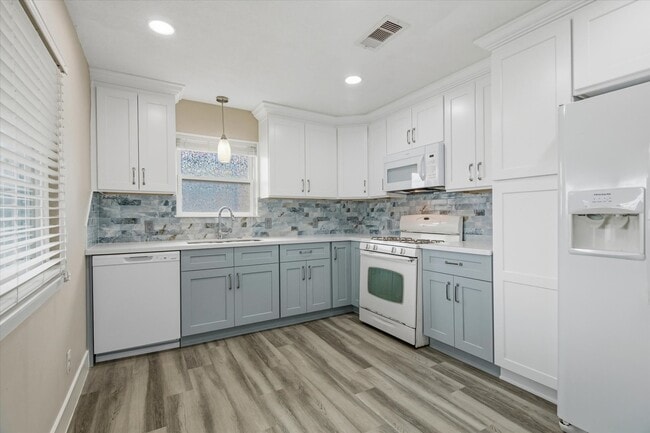 Building Photo - 505 Pompano St