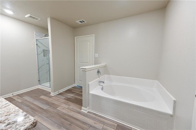 Building Photo - 524 Republic Dr