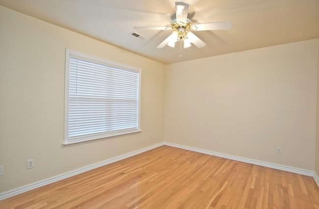 Building Photo - ***402 NE Shasta Court***