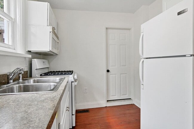Building Photo - Coming Soon - Charming 3 Bedroom, 1.5 Bath...