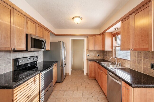 Building Photo - 2683 Glenmare St