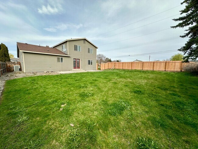 Building Photo - 4 Bedroom 3 Bathroom Home with Attached Garage, AC, and 2 Separate Living Areas!