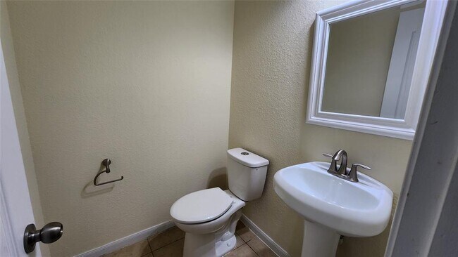Building Photo - 2318 Nashmor Dr