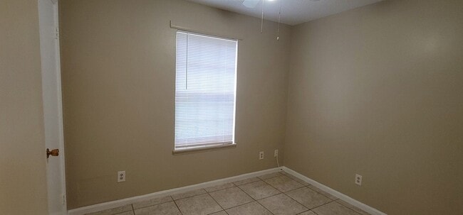 Building Photo - CHARMING SE 3/1.5 w/ Garage, Washer/Dryer, Large Privacy Fenced Yard, & Tile Floors Throughout! A...