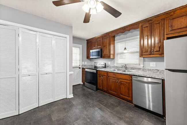 Building Photo - 104 N Oak Ave