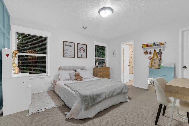 Building Photo - 211 Maple Path Pl