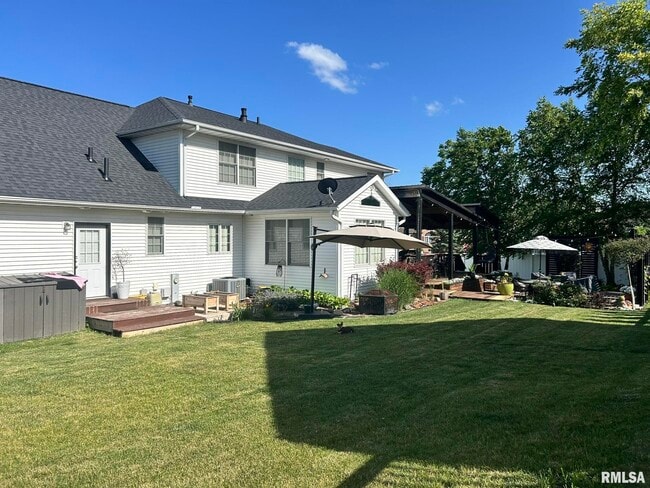 Building Photo - 2810 Emerald Dr