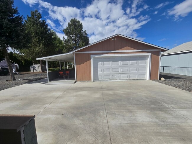 Building Photo - Beautiful 2Bedroom Home Available Now!