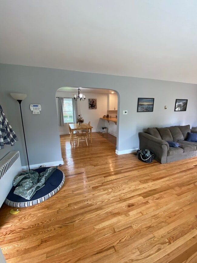 Building Photo - Beautiful 3 Bedroom House with Large Fence...