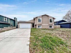 Building Photo - Spacious 4-Bedroom Home with Modern Comfor...