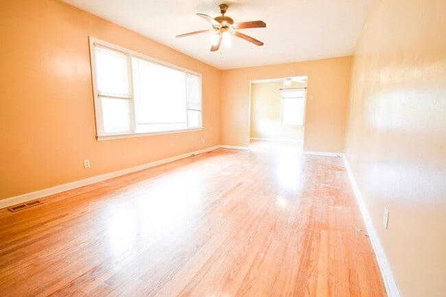 Building Photo - Coming Soon! 3 Bedroom 1 Bathroom - Pets Considered