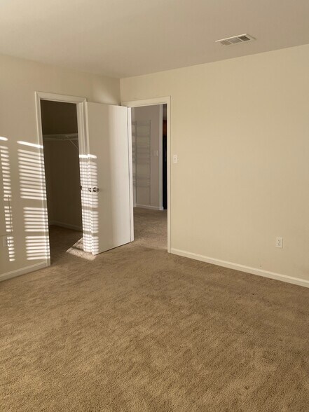 Building Photo - 300 Grosvenor Ln