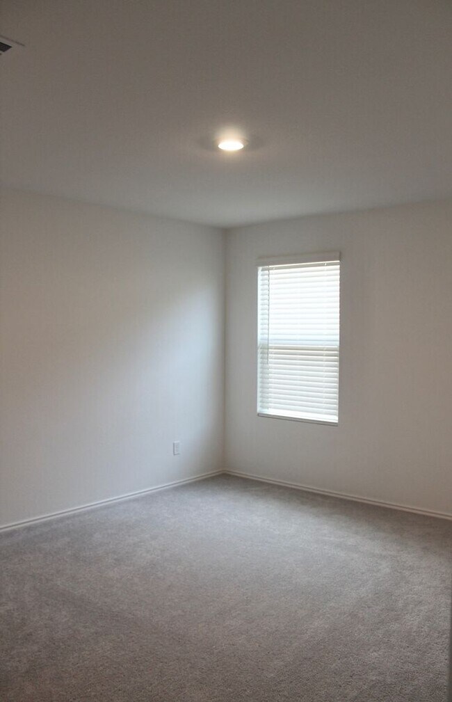 Building Photo - 5 bedroom, 3 bath, and over 2000 sqft!!!!