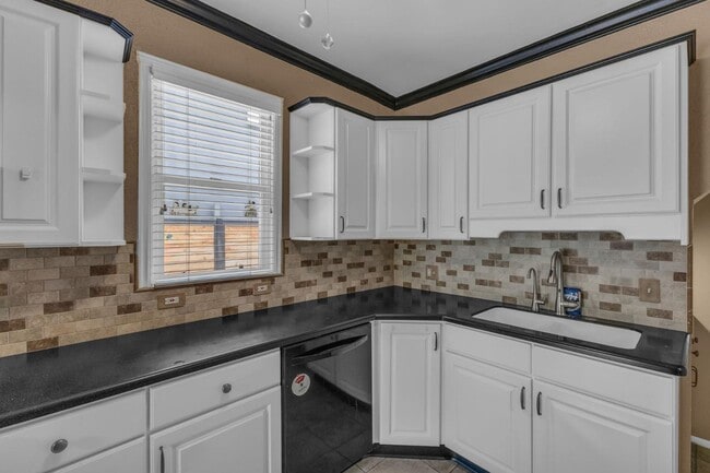 Building Photo - 951 E 700 S