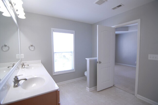 Building Photo - Resort style living 3 bedroom 2.5 bath Townhouse at MacIntosh on the Lake west of Burlington w/ 1...