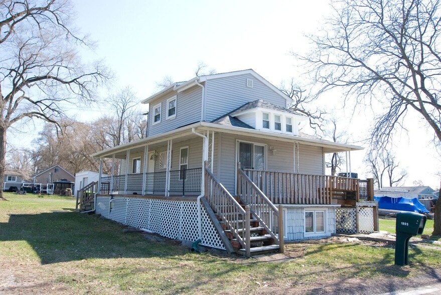 Building Photo - 1805 E Lake Dr