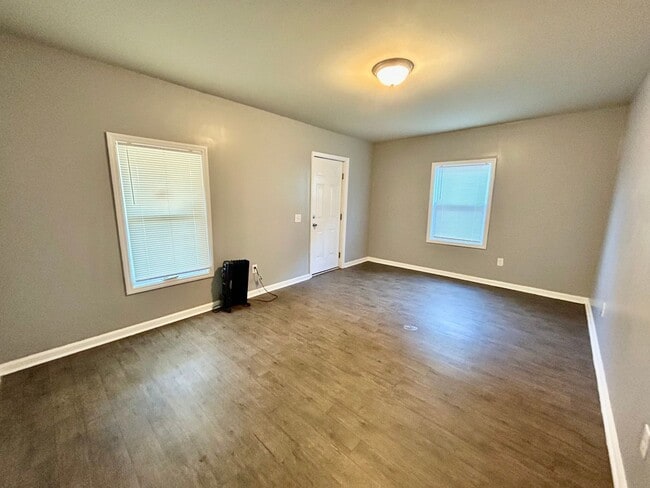 Building Photo - 1 Bedroom House Downtown!