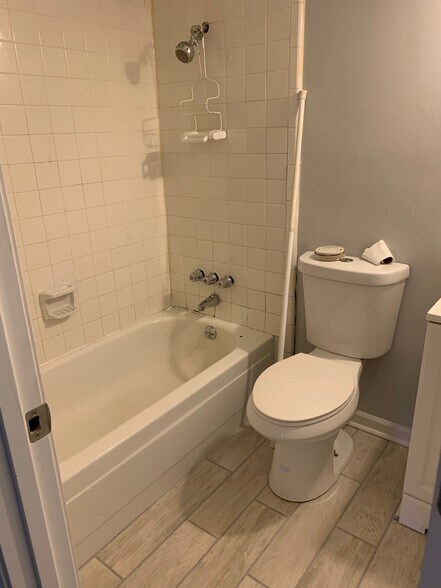 2nd Bathroom - 205 River Cove