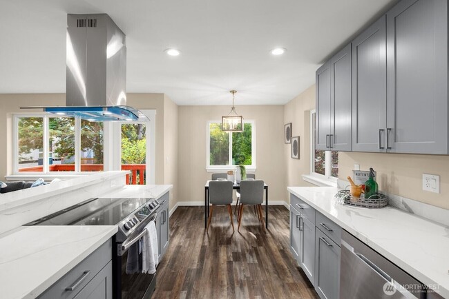 Building Photo - 6423 Ellis Ave S