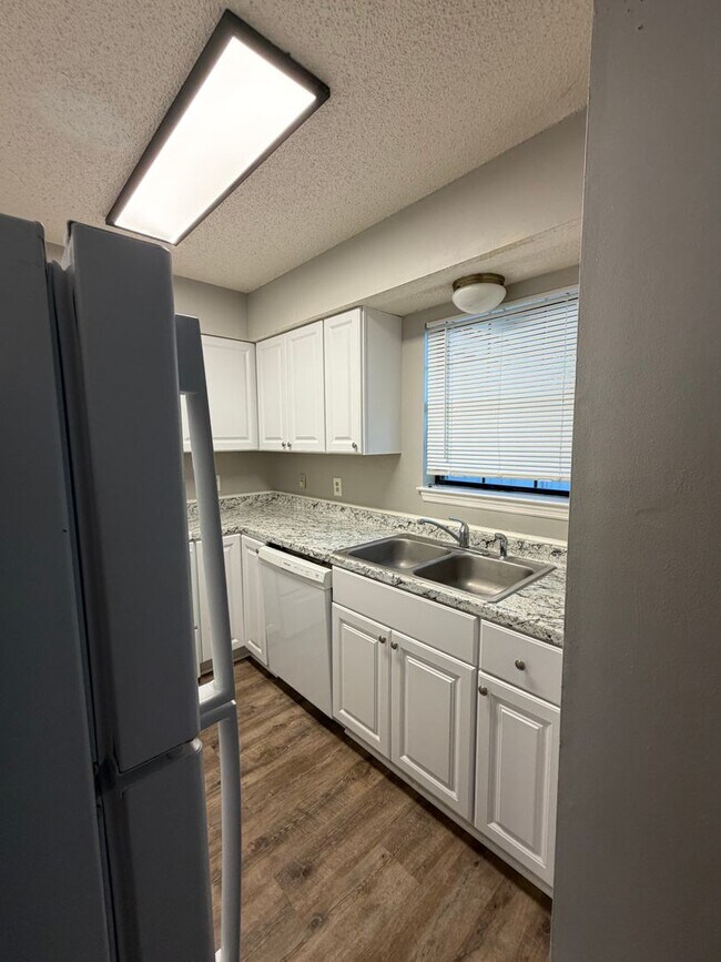 Building Photo - Hidden Lake Townhomes 2 Bedroom 1.5 Bathroom