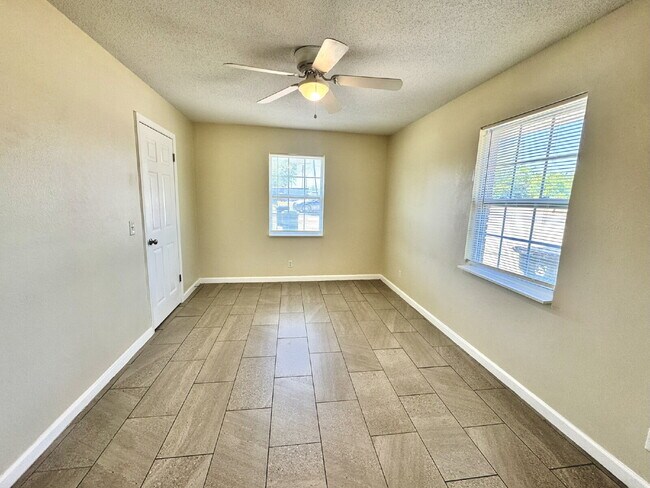 Building Photo - 1 bedroom 1 bathroom triplex unit