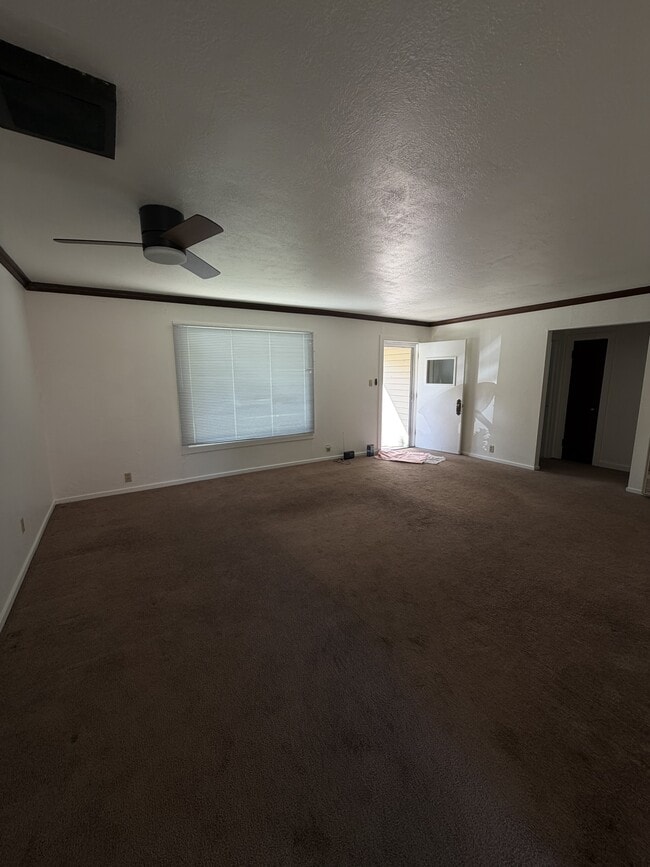 Building Photo - 913 Clover Dr