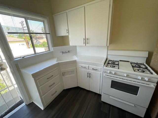 kitchen - 803 W Glenoaks Blvd