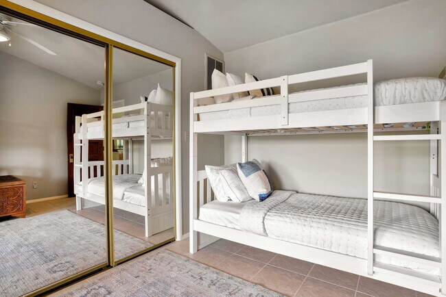 Building Photo - 13014 Schoolhouse Dr