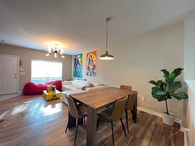 Building Photo - AVAILABLE MAY 10TH 2BD/2.5 BATH TOWNHOME IN THE EXCLUSIVE WYNCHASE COMMUNITY!!