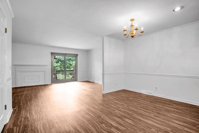 Building Photo - 2 Bed, 2.5 Bath Townhome Available in Simp...