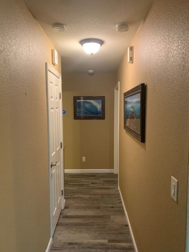 Building Photo - Available 8/1 - single level home in Lincoln