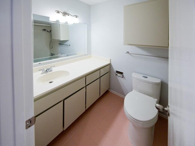 Building Photo - 6534 E Hill Dr